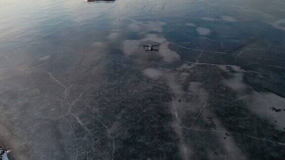 无人机拍摄的覆盖着冰的湖泊