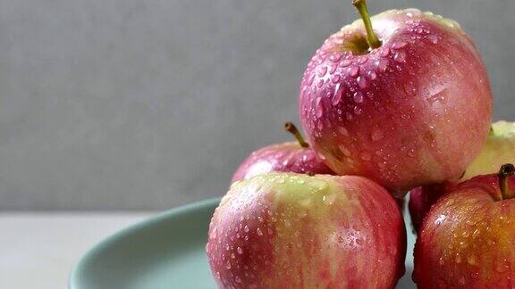 有机苹果在一个盘子在翻转厨房的桌子