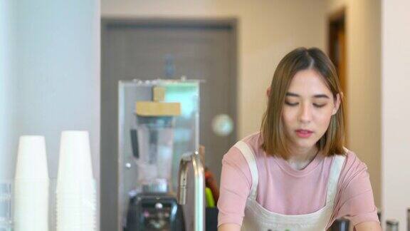 4K亚洲女咖啡店员工为顾客服务