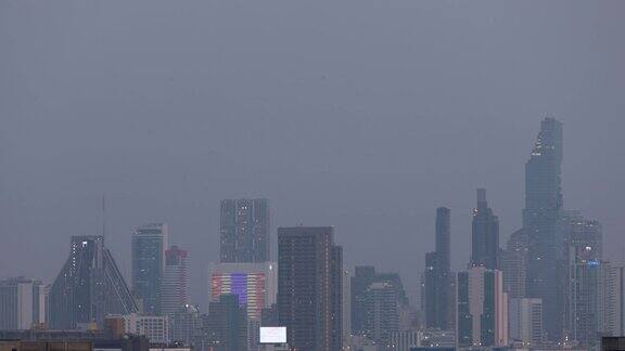 日以继夜的曼谷建筑在PM2.5粉尘污染下;倾斜运动