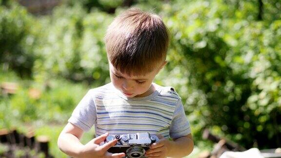 小男孩用老式相机拍照