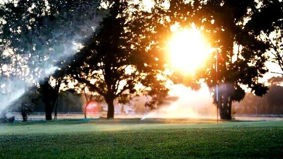 清晨高尔夫球场草坪上的洒水器