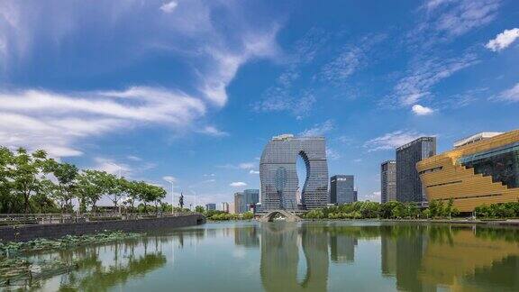 近水楼堂的现代建筑在现代城市的市中心时间流逝