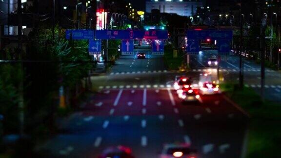在东京倾斜的街道上夜晚流逝的微型交通堵塞