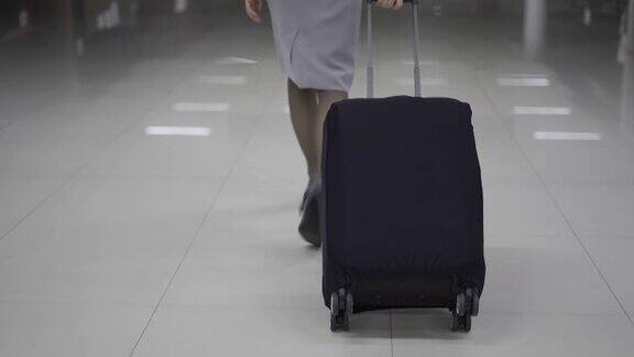 在机场候机楼或地铁里提着旅行袋的商务女性