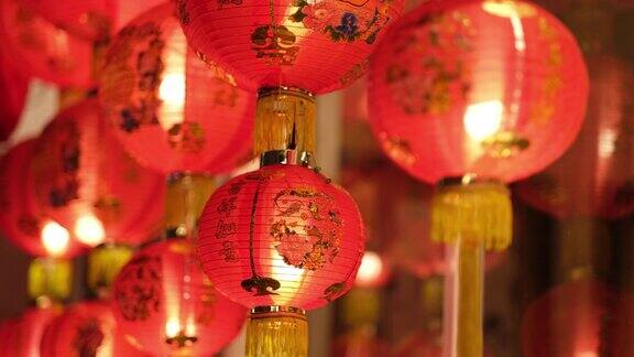 红色的中国灯笼在晚上点亮中国新年装饰