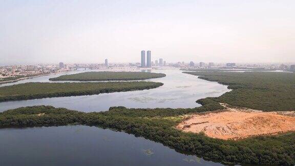 阿联酋空中城市景观地标性的上升在红树林和被海边和海岸线包围的小溪水在阿拉伯联合酋长国鸟瞰图