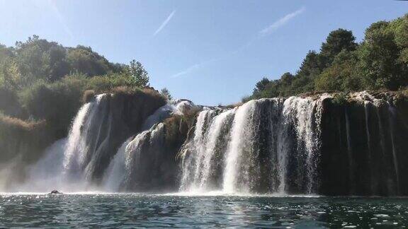 特写美丽的瀑布瀑布在河里