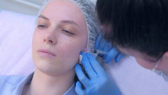 美容师多次注射生物活化女性面部皮肤