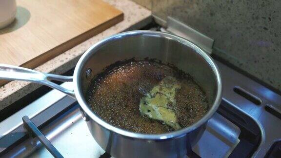 印度马沙拉茶在煤气炉上沸腾