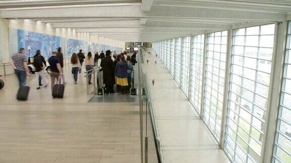 旅客穿过大型机场候机厅的时间间隔