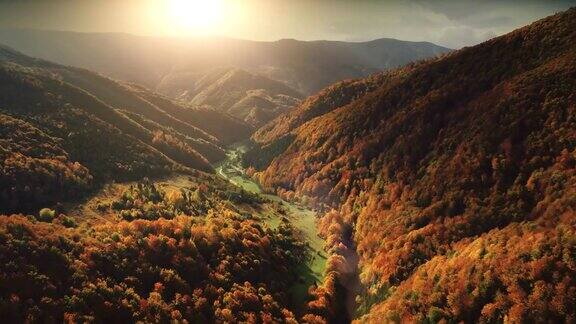 飞越美妙的秋天山景