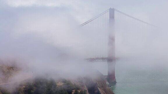 有雾的旧金山金门大桥
