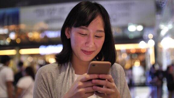 亚洲妇女上网与智能手机
