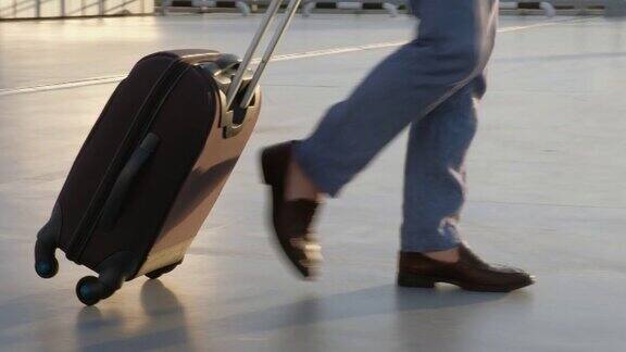 在机场停车场一名乘客提着行李箱走着人与生活理念