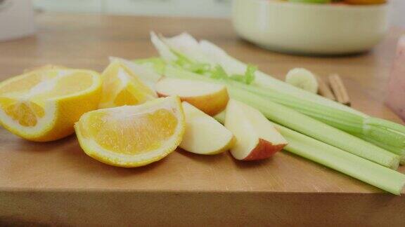 餐桌上的切菜板上的各种水果和蔬菜