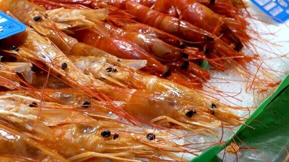 在LaBoqueria鱼市场冰里的红色小龙虾巴塞罗那西班牙