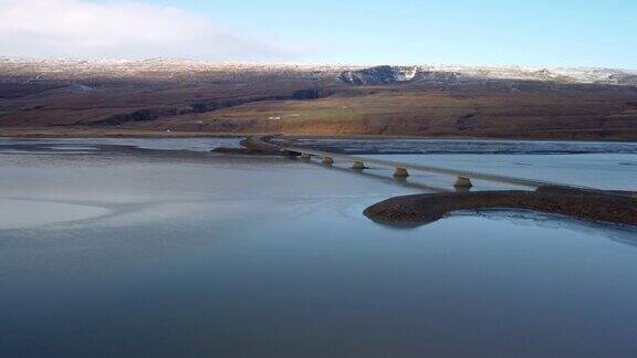 无人机在冰岛拍摄了一幅美丽的风景背景是大海和山脉