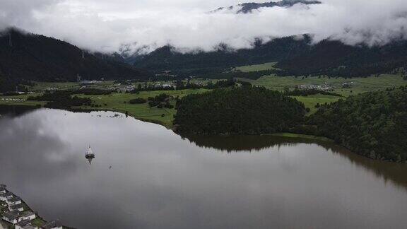 雨后湖边的藏式小镇鸟瞰图