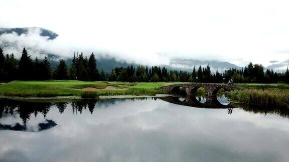 高尔夫球手走向果岭的空中影像