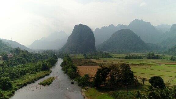 景观山VangVieng村与石灰岩山老挝