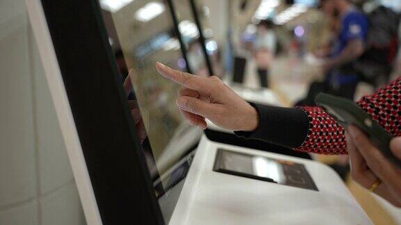 在泰国旅行的女子在机场使用自助值机自助检票的特写手
