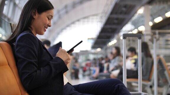 一个女人在机场用智能手机
