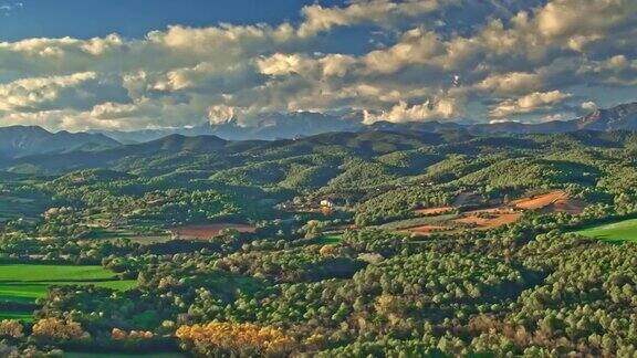 鸟瞰图在比利牛斯山脉日落加泰罗尼亚西班牙