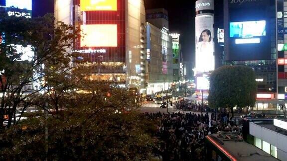 东京涩谷区行人穿过人行道