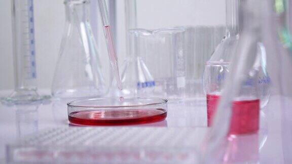 科学家在实验室里测试减少化学解决方案