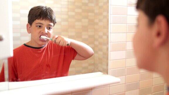 年轻英俊的男人在浴室里刷牙