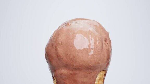 冰淇淋白色背景的巧克力蛋筒