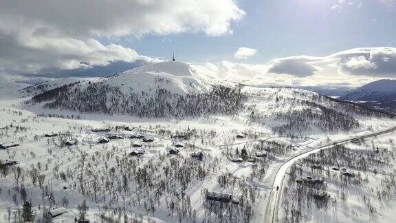 飞向挪威维尔里的一座白雪皑皑的山顶