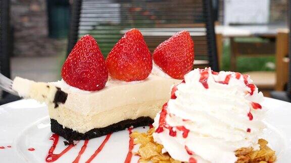 草莓芝士蛋糕配草莓