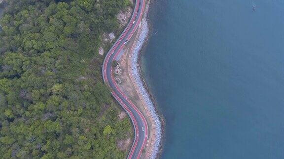 沿着岛屿的道路鸟瞰图