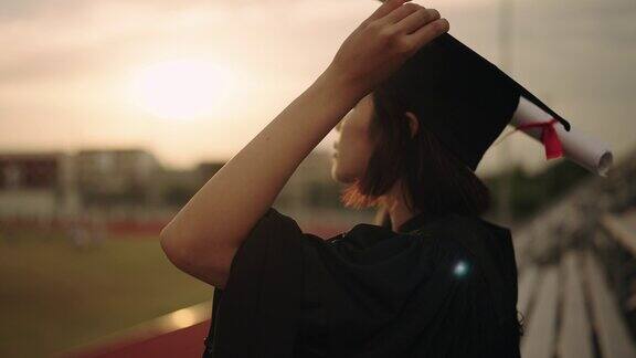 毕业祝贺学生毕业典礼当天在大学夕阳剪影橙色天空慢动作4K