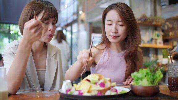 亚洲女人在餐厅聊天