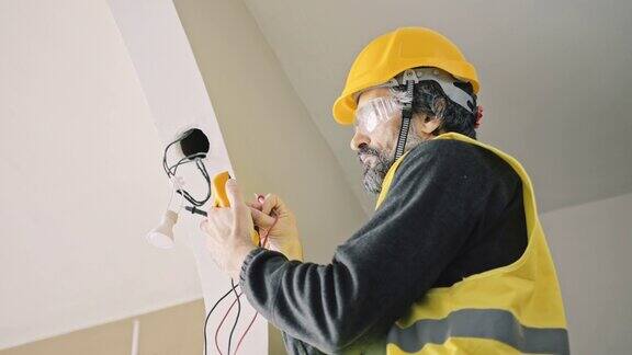 负责房屋电气安装的工程师碳中和和节能