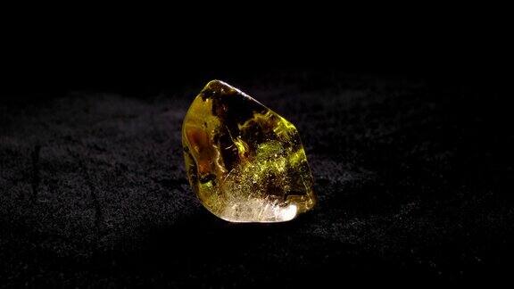 黄水晶石头