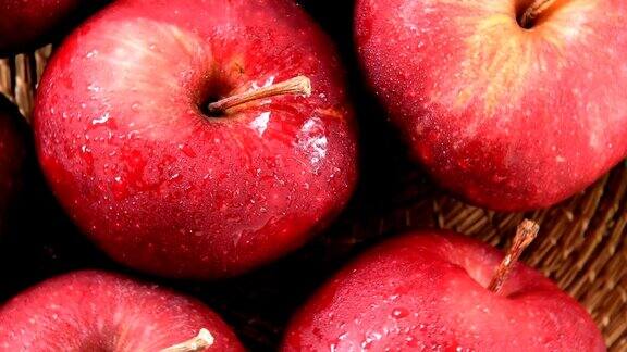 新鲜的有机熟苹果放在旧木桌上红苹果