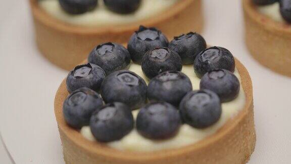 慢动作旋转蓝莓蛋糕自制的糖果