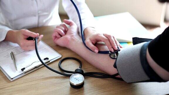 医生用血压计给病人测量血压近景