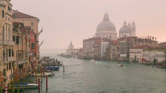 意大利威尼斯的大运河和圣玛丽亚·德·西诺教堂