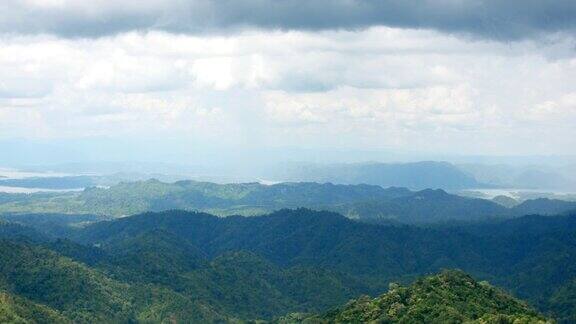 热带山地和热带雨林与早晨的阳光