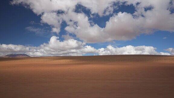 在高原沙漠中车载摄像头安装在4x4汽车上从玻利维亚乌尤尼出发为期4天的旅行镜头向侧面看