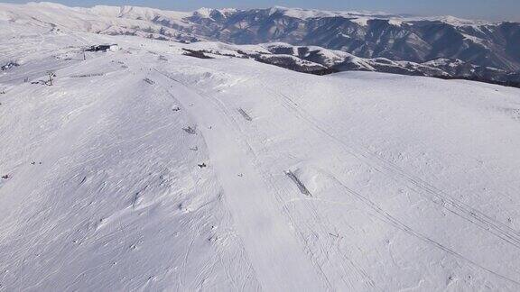 滑雪者在滑雪场滑雪道下坡滑雪在冬天的一天在老山斯塔拉平面巴宾祖布度假旅游目的地无人机鸟瞰图