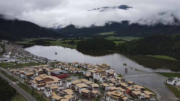 雨后湖边的藏式小镇鸟瞰图