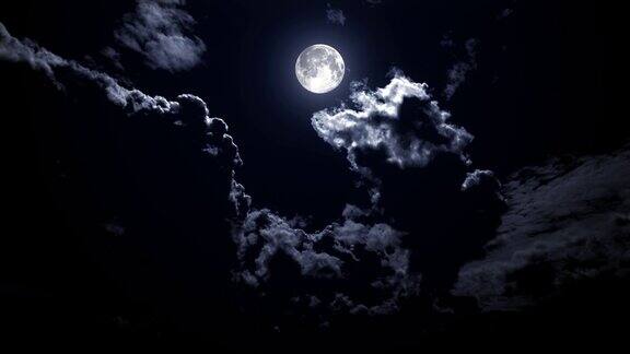 夜晚的满月和时间流逝的云