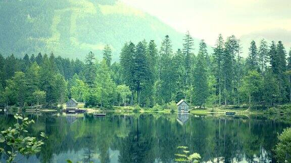 山上有湖上的小木屋小木屋更衣木雾缭绕傍晚宁静的气氛
