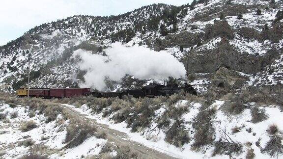 蒸汽列车沿铁路的跟踪和平移